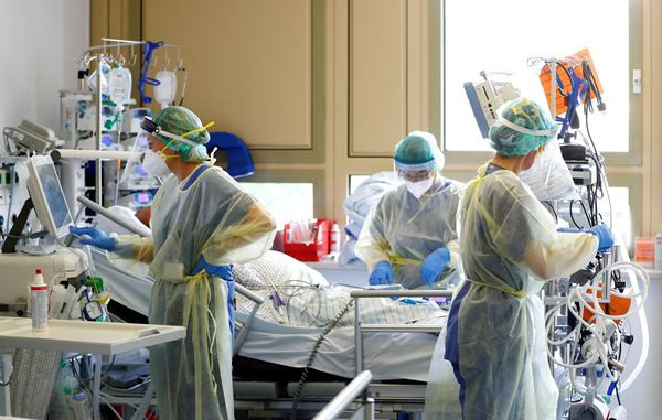 Đáng nói, những biểu hiện này cũng có sự khác biệt đối với từng nhóm đối tượng đã tiêm hoặc chưa tiêm vắc xin COVID-19. Nhóm người bệnh chưa tiêm vắc xin thường gặp các triệu chứng như đau đầu, đau họng, sổ mũi, sốt, ho dai dẳng.