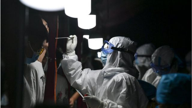 Virus SARS-CoV-2 gây tổn thương các cơ quan theo 2 cách. Thứ nhất là tấn công trực tiếp. Thứ hai là gián tiếp qua cơ chế miễn dịch gây ra hiện tượng tăng đông, hoạt hóa tiểu cầu, tổn thương tế bào, hình thành huyết khối trong các mạch máu nhỏ và mạch máu lớn. Vì thế, ngoài 20-50% ca nhồi máu phổi theo cơ chế truyền thống, số bệnh nhân còn lại bị nhồi máu tại các mao mạch phổi, tĩnh mạch phổi, dẫn đến suy tim cấp, gây ra những cái chết đột ngột. Đây cũng là lý do bệnh nhân COVID-19 nặng thường phải thở máy rất lâu vì tiêu cục máu đông không dễ.