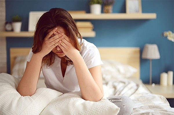 Họ có thể hay cáu gắt, mất ngủ, hay mơ, bốc hỏa,… Tự nhiên thức giấc vào lúc 3 - 4h sáng, khó ngủ trở lại, thậm chí thức cho đến sáng.