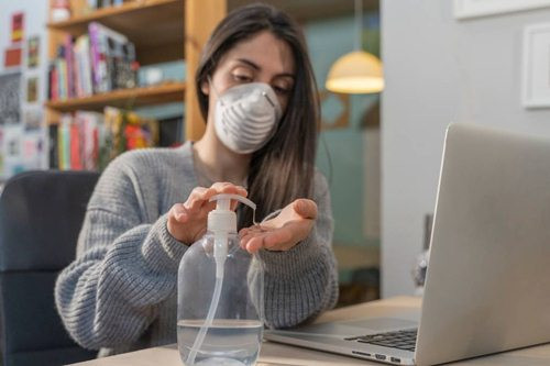 Trong môi trường vừa có nắng, vừa ở nhiệt độ cao từ 30 độ C trở lên thì virus gây bệnh hô hấp chỉ có thể tồn tại thời gian ngắn và sẽ bị tiêu diệt, giúp giảm khả năng phát tán và sự lây nhiễm giảm đi nhiều lần.