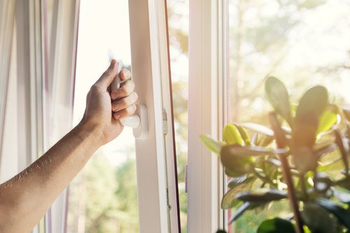 Mở cửa giúp nhà thông thoáng, tạo nhiều dòng không khí đối lưu liên tục, từ đó giảm nhanh mật độ virus trong không khí, nhất là khi trong nhà bạn có người đang mắc các bệnh liên quan nhiễm virus hô hấp như cảm lạnh, cúm... dễ gây lan tràn virus trong không khí khi ho và hắt hơi.