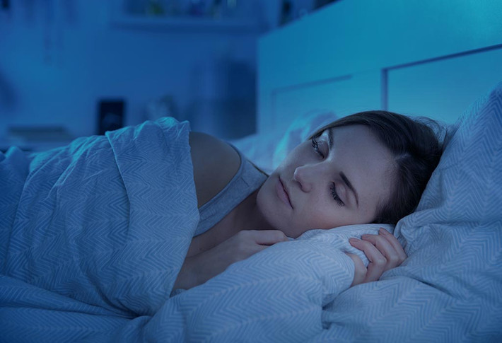 Cần lưu ý rằng, đối với những người có niềm tin dân gian mạnh mẽ thì việc cầu nguyện, tụng kinh Phật cũng có thể giúp cải thiện chứng "bóng đè". Theo quan điểm y học và tâm lý, điều này có thể giúp tâm lý mọi người thoải mái hơn, nhờ vậy ngủ ngon hơn và tránh được tình trạng tê liệt khi ngủ.