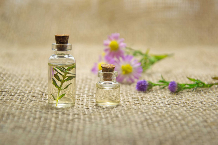 Hãy giữ tinh thần thoải mái, cải thiện môi trường ngủ, không sử dụng điện thoại di động trước khi đi ngủ để tránh ảnh hưởng đến quá trình bài tiết melatonin và ảnh hưởng đến giấc ngủ. Dùng tinh dầu có thể giúp thư giãn, ngủ thoải mái. Nếu mắc bệnh về tinh thần nên đến bác sĩ tư vấn, điều trị.
