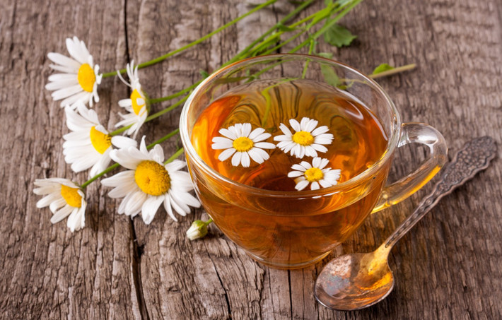 Nên tránh uống những đồ uống có chứa cafein và cồn trước khi đi ngủ. Hãy uống trà thảo mộc giúp thư giãn hệ thần kinh trung ương. Sữa cũng có thể giúp bạn ngủ ngon. Chuối rất giàu ion canxi và magiê, ăn vài giờ trước khi đi ngủ cũng sẽ giúp bạn dễ ngủ.