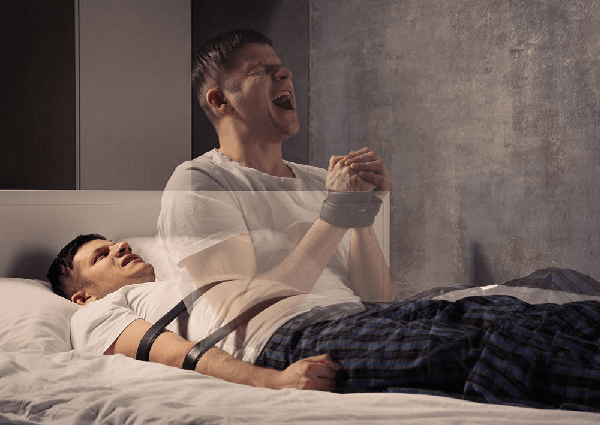 Một số người nhạy cảm hơn với mùi, chẳng hạn mùi gỗ, mùi thơm lạ lùng. Đặc biệt, người có niềm tin mãnh liệt vào dân gian cũng hay bị "bóng đè".