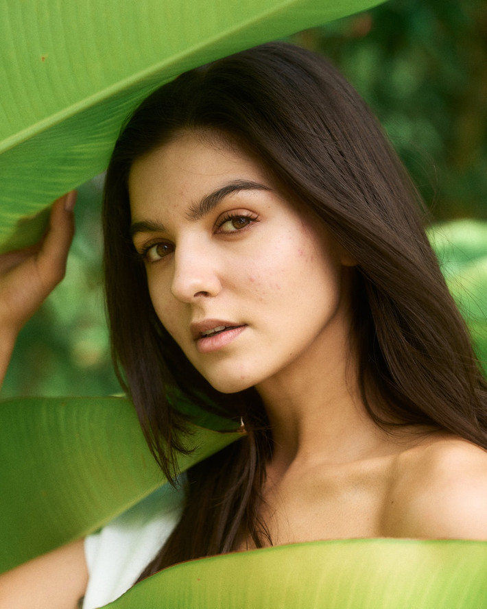 Ngày 14/5 (giờ Việt Nam), ban tổ chức Miss Universe công bố bộ ảnh mặt mộc của một nhóm thí sinh, được thực hiện tại không gian của Seminole Hard Rock Hotel & Casino ở Hollywood - nơi diễn ra cuộc thi. Trong ảnh là Bianca Lorena Tirsin - đại diện Romania - với làn da có mụn.