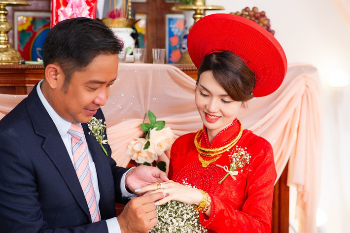 Đình Hiếu trao nhẫn cho vợ tại hôn lễ. Cô dâu Ngọc Hân được khen ngợi có nhan sắc xinh đẹp, ngọt ngào. Nam diễn viên tâm sự khi lấy vợ, anh xác định bản thân phải thay đổi. "Sau kết hôn, chắc chắn tôi không thể sống thoải mái như trước. Nếu đi nhậu với bạn bè chắc 21h phải về nhà rồi", anh cho hay.