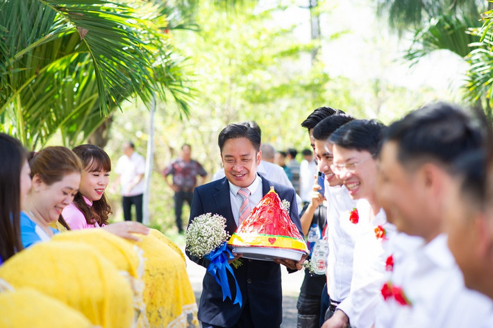 Đám cưới của diễn viên Đình Hiếu và Ngọc Hân được tổ chức ở Cà Mau - quê cô dâu vào sáng 1/5. Nam diễn viên cùng bạn bè, người thân từ TP.HCM di chuyển tới Cà Mau từ sáng sớm ngày 30/4. Do đường kẹt xe, đoàn xe của nhà trai đến nhà cô dâu lúc 24h, thay vì 14h như dự định.