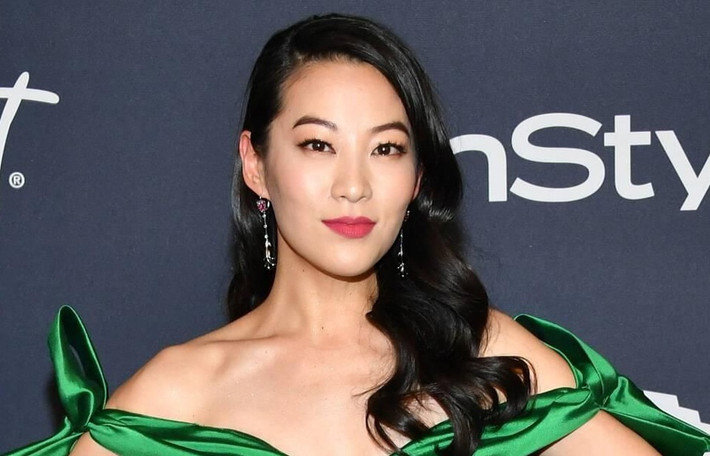 "Arden Cho cố gắng trở thành hình mẫu lý tưởng trong mắt người hâm mộ, cô là một phụ nữ mạnh mẽ, sử dụng sự hiểu biết, khả năng kinh doanh để xây dựng thương hiệu thời trang riêng, bên cạnh sự nghiệp diễn xuất. Cô ấy còn là CEO tài năng của thương hiệu phong cách sống Leonard & Church", trang web Miss Universe viết. Ảnh: Yahoo News.