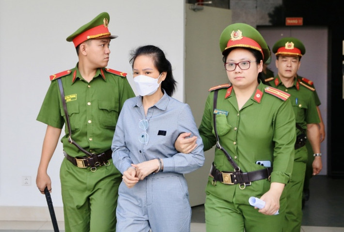 Bị cáo Nguyễn Thị Hương Lan - cựu Cục trưởng Cục Lãnh sự, Bộ Ngoại giao nhận hối lộ hơn 25 tỷ đồng, đã khắc phục 900 triệu, còn phải truy thu hơn 24,1 tỷ để tịch thu sung vào ngân sách nhà nước. Viện Kiểm sát đề nghị tiếp tụckê biên 2 căn hộ chung cư cao cấp, một chiếc Lexus đứng tên bà Lan. (Ảnh: VOV)