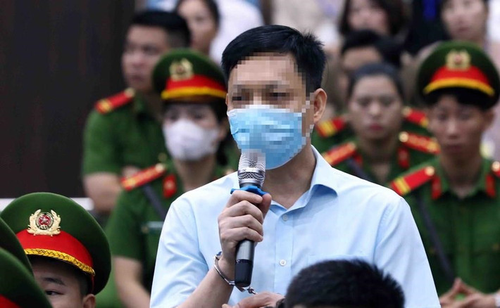 Bị cáo Vũ Anh Tuấn - cựu cán bộ Cục Quản lý Xuất nhập cảnh, Bộ Công an, nhận hối lộ hơn 27,3 tỷ đồng, hưởng lợi hơn 22,8 tỷ. Đối trừ tiền bị cáo đã trả cho người đưa hối lộ, Tuấn chiếm hưởng hơn 19,6 tỷ, đã khắc phục xong, còn thừa hơn 331 triệu.