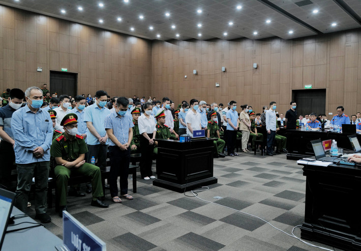 Các bị cáo Lưu Tuấn Dũng, cựu Phó trưởng phòng Bảo hộ công dân, Cục Lãnh sự Bộ Ngoại giao, Lý Tiến Hùng, cựu chuyên viên Vụ Khoa học công nghệ và Môi trường, Bộ Giáo dục và Đào tạo cùng bị đề nghị từ 2-3 năm tù.