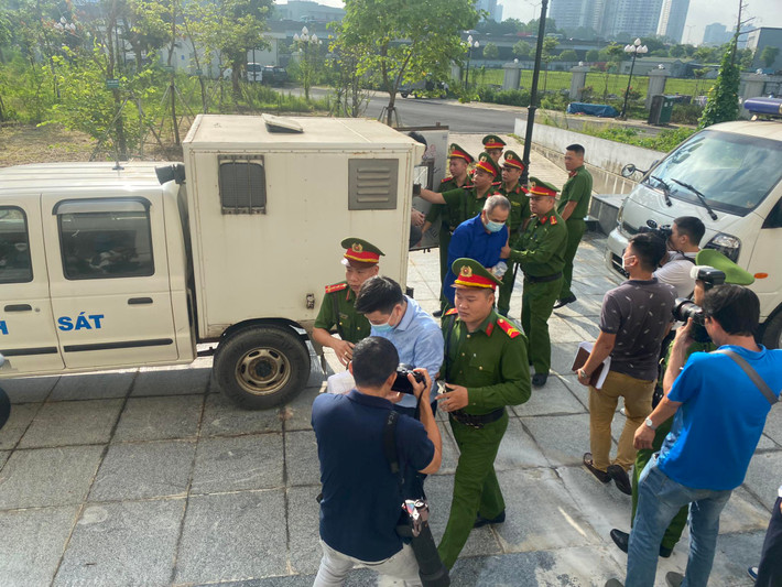 HĐXX gồm 5 người do thẩm phán Vũ Quang Huy làm chủ tọa. Thực hành quyền công tố và kiểm sát xét xử có 9 kiểm sát viên. Ngoài 54 bị cáo, tòa án cũng triệu tập 46 người và 16 công ty với tư cách người có quyền lợi nghĩa vụ liên quan. Đáng chú ý, có đến 105 luật sư tham gia bào chữa cho 54 bị cáo và được xem là con số kỷ lục tại một phiên tòa do TAND TP Hà Nội xét xử.