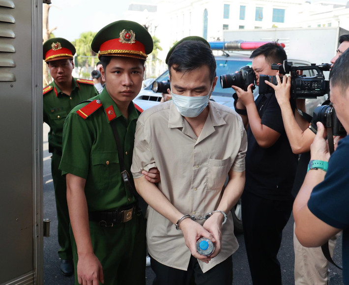Theo cáo trạng, từ tháng 4/2020, Chính phủ cho phép thực hiện chuyến bay giải cứu đưa công dân hồi hương, người dân chỉ phải trả tiền vé máy bay, không mất chi phí cách ly. Sau đó là các chuyến bay combo, người dân tự nguyện trả phí toàn bộ. Doanh nghiệp có nhu cầu tổ chức chuyến bay combo phải xin chủ trương của UBND cấp tỉnh, thành phố - nơi thực hiện cách ly công dân về nước. Hồ sơ sau đó được gửi về Cục Lãnh sự - Bộ Ngoại giao để đơn vị này tổng hợp, lấy ý kiến tổ công tác 5 bộ (Ngoại giao, Công an, Y tế, Giao thông Vận tải và Quốc phòng).