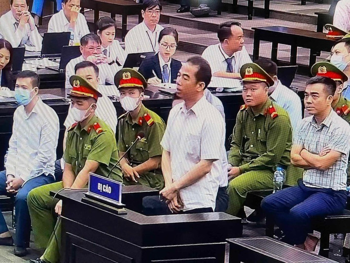 “Không ý thức được việc nhận 21,5 tỷ đồng là vi phạm pháp luật”: Bị cáo Tô Anh Dũng, cựu Thứ trưởng Bộ Ngoại giao bị cáo buộc nhận hối lộ 37 lần của 13 doanh nghiệp, tổng số 21,5 tỷ đồng trong quá trình cấp phép các chuyến bay giải cứu cho doanh nghiệp khai trước tòa.