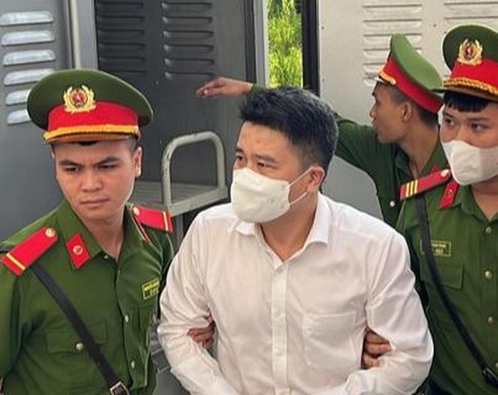 “Nhận quà cảm ơn 5 tỷ, 9 lần”: Bị cáo Trần Văn Tân, cựu phó chủ tịch UBND tỉnh Quảng Nam khai tại tòa: “Bị cáo đã nhận "quà cảm ơn" từ bị cáo Nguyễn Thị Thanh Hằng như cáo buộc. Theo đó, bị cáo đã nhận 9 lần, với tổng số tiền 5 tỷ đồng. Bị cáo nhận thức được rằng đây là tiền của doanh nghiệp không phải ngân sách nhà nước. Khi tới gặp, bị cáo Hằng nói cám ơn và quà sinh nhật. Bị cáo nghĩ đã nhận lần 1 rồi, trả lại là rất khó. Bị cáo đã dùng tiền vào việc rất ý nghĩa".