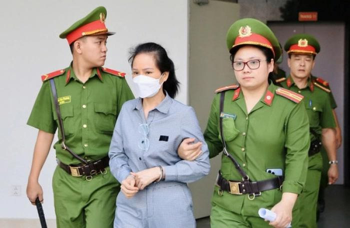 “Doanh nghiệp lợi dụng tặng hối lộ để tăng giá chuyến bay”: Bị cáo Nguyễn Thị Hương Lan, cựu Cục trưởng Cục Lãnh sự - Bộ Ngoại giao thừa nhận, trong quá trình giải quyết cấp phép các chuyến bay, bị cáo đã nhận hối lộ 32 lần từ 8 cá nhân đại diện doanh nghiệp. “Việc nhận tiền này là nguyên nhân để các doanh nghiệp lợi dụng tăng giá chuyến bay, làm mất uy tín của Nhà nước”, bị cáo Hương Lan khai.