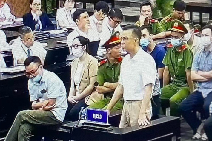 “Cục Lãnh sự không bảo hộ dân mà hành dân”: Đào Minh Dương, Chủ tịch Công ty Vijasun khai bị 2 người ép đưa tiền là Vũ Anh Tuấn, cựu Phó phòng thuộc Cục Xuất nhập cảnh Bộ Công an và Phạm Trung Kiên, cựu Thư ký Thứ trưởng Bộ Y tế. Dương khai, tại Bộ Y tế: "Kiên quát và bảo các anh làm ăn phải nộp mỗi người mấy triệu. Tôi biết các anh đưa tiền cho anh Tuấn thì cũng phải đưa cho tôi 150 triệu một chuyến". “Vũ Anh Tuấn nói: “Em không cần tiền của các anh nhưng các anh không đưa để em đưa sếp, chuyến bay không được duyệt”. Dương cũng khai: "Cục Lãnh sự gây khó khăn. Công dân ở nước ngoài muốn về phải trả tiền nhà, xin nghỉ việc, gửi đồ đạc mà cứ mai bay nay mới biết mình được về là hành hạ họ. Cục Lãnh sự không bảo hộ công dân mà là hành dân".