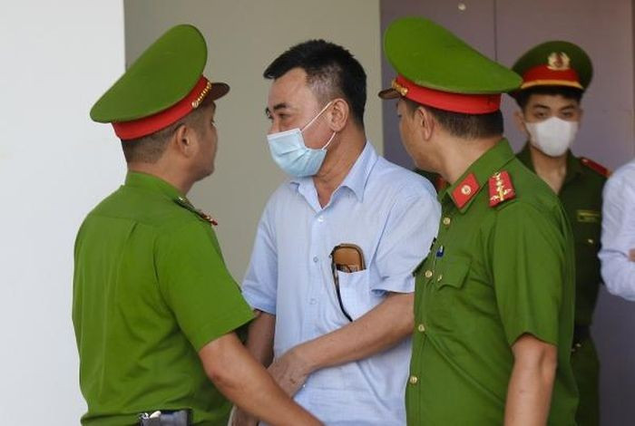 “Vì thương người, tin người nên mới thế này”: Cựu Phó Giám đốc Công an TP Hà Nội Nguyễn Anh Tuấn bị cáo buộc môi giới hối lộ 2,65 triệu USD để chạy án cho Lê Hồng Sơn và Nguyễn Thị Thanh Hằng, Công ty Blue Sky nói rằng: “Bị cáo rất ân hận về những hành vi của mình. Bị cáo có quá trình công tác 44 năm, cũng từng trực tiếp là Thủ trưởng cơ quan điều tra mà lại mắc sai lầm. Vì thương người và quá tin người nên bị cáo vô tình môi giới cho hoạt động hối lộ. Bị cáo rất ân hận. Nay tuổi bị cáo đã cao, 62 tuổi rồi và lại từng bị bệnh hiểm nghèo ung thư thực quản. Mong HĐXX xem xét để cho hưởng khoan hồng.