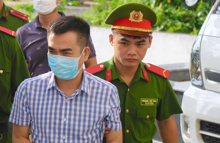 “Không giảm tiền "bôi trơn" vì "có barem rồi": Đối chất trước tòa về việc Phạm Trung Kiên, cựu thư ký của thứ trưởng Bộ Y tế phủ nhận lời khai của một số doanh nghiệp về việc bị ra giá "bôi trơn" 150 triệu một chuyến bay và quát tháo yêu cầu phải chi tiền, bị cáo Lê Hồng Sơn, Tổng giám đốc Công ty Blue Sky khai, do thời gian quá lâu không nhớ cụ thể câu nói của Kiên nhưng nhớ rằng khi đề nghị giảm giá xuống 100 triệu một chuyến bay thì Kiên nói không được vì "có barem rồi". (Ảnh: VOV)