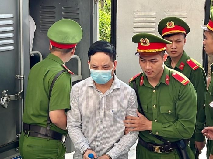 Dùng tiền nhận hối lộ đi đầu tư bất động sản: Bị cáo Phạm Trung Kiên cũng thừa nhận: “Khi vụ án xảy ra, bị cáo đã trả lại cho một số người 12 tỷ, bị cáo dùng 2 tỷ cho mục đích cá nhân, cho một người chú ở Thái Bình vay 10 tỷ, còn lại mua đất đai. Có 2 mảnh đất ở Ba Vì và Hoài Đức bị cáo đã bán để khắc phục hậu quả, còn mảnh đất ở Mũi Né chưa giao dịch được".
