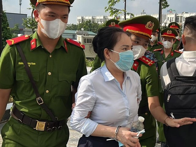 “Cựu Thứ trưởng Bộ Ngoại giao bảo không được đưa tiền nữa, nhưng đưa thì vẫn nhận”: Bị cáo Hoàng Diệu Mơ, Tổng giám đốc Công ty An Bình, bị cáo buộc đã đưa hối lộ hơn 34 tỷ đồng khai đưa cho ông Tô Anh Dũng 8 lần với tổng 8,5 tỷ đồng. "Bị cáo đưa tiền thì nhiều lãnh đạo chưa biết đưa bao nhiêu. Ông Tô Anh Dũng có bảo lần sau không được đưa tiền nữa, nhưng bị cáo đưa thì ông Dũng vẫn nhận", bị cáo Mơ khai.