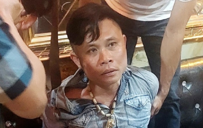 Lê Hoàng Cường (Cường Kobe): Công an tỉnh Kiên Giang vừa khởi tố, bắt tạm giam Lê Hoàng Cường (tức Cường Kobe, SN 1984, trú tại TP Phú Quốc cùng đồng bọn về các hành vi gây rối trật tự công cộng, hủy hoại tài sản…Cường Kobe có 2 tiền án về tội mua bán trái phép chất ma túy, 1 tiền sự kinh doanh không phép. Cường Kobe là đối tượng cầm đầu băng nhóm tội phạm chuyên hoạt động bảo kê, lấn chiếm đất đai, gây ra nhiều vụ án, hành vi vi phạm pháp luật ảnh hưởng đến tình hình an ninh trật tự tại địa bàn TP Phú Quốc.