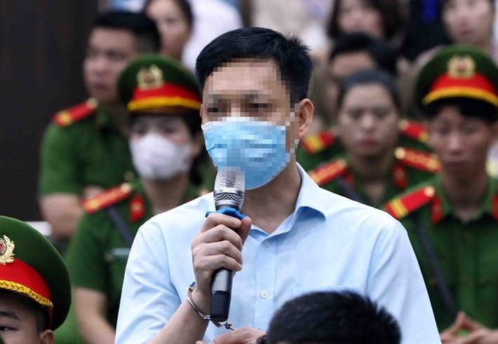 Bị cáo Vũ Anh Tuấn, cựu cán bộ Cục Quản lý xuất nhập cảnh, Bộ Công an bị đề nghị mức 19-20 năm tù; (Ảnh: TTXVN)
