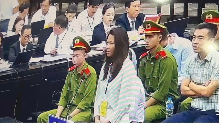 Nhóm bị cáo "Đưa hối lộ": Tịch thu sung vào ngân sách Nhà nước số tiền hơn 2,6 tỷ đồng của Nguyễn Thị Thanh Hằng - Phó Tổng Giám đốc Công ty BlueSky; tịch thu 2,4 tỷ đồng của Hoàng Diệu Mơ - Tổng Giám đốc Công ty TNHH Thương mại du lịch dịch vụ Hàng không An Bình, nộp cho cơ quan điều tra.