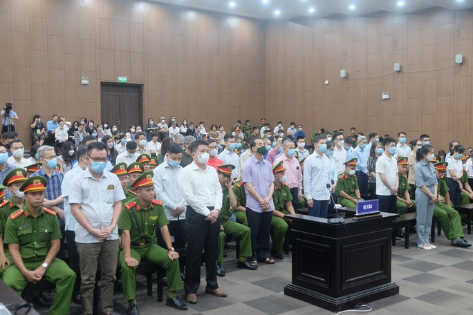 Tịch thu sung vào ngân sách nhà nước số tiền 1,3 tỷ đồng của Nguyễn Tiến Mạnh - Phó Giám đốc Công ty CP Thương mại Lữ hành Việt; tịch thu số tiền 5 tỷ đồng của bị cáo Hoàng Anh Kiếm; tịch thu hơn 2,8 tỷ đồng của Võ Thị Hồng - Giám đốc Công ty TNHH Thương mại dịch vụ Hàng không Minh Ngọc; tịch thu sung vào ngân sách nhà nước số tiền 300 triệu đồng của Lê Văn Nghĩa - Giám đốc Công ty CP Du lịch Dịch vụ ăn uống Nhật Minh.