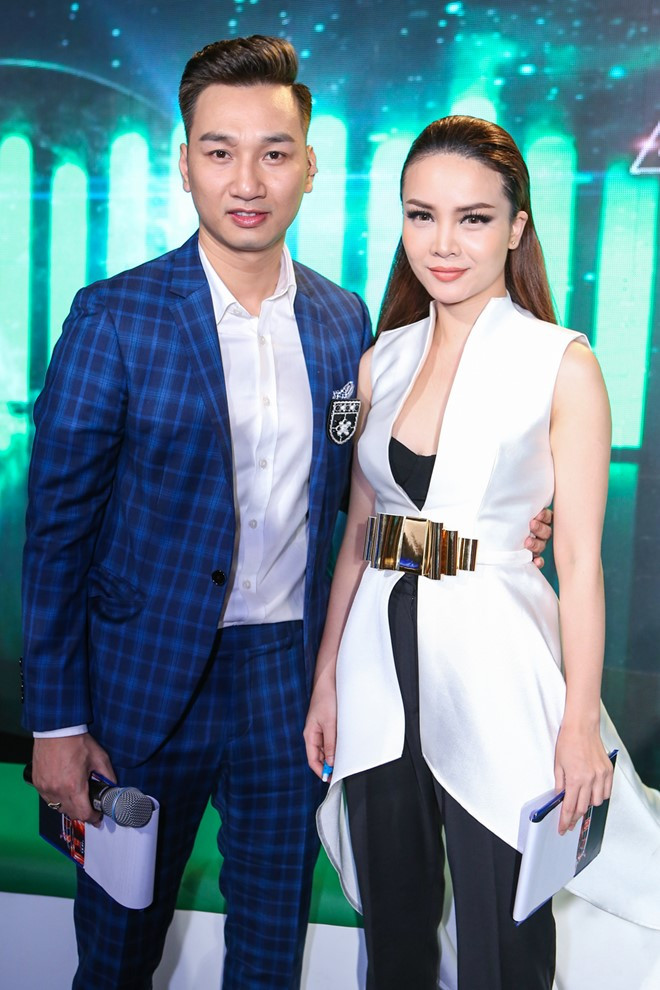 MC Thành Trung và Yến Trang cũng đầu tư trang phục không thua kém các thí sinh.