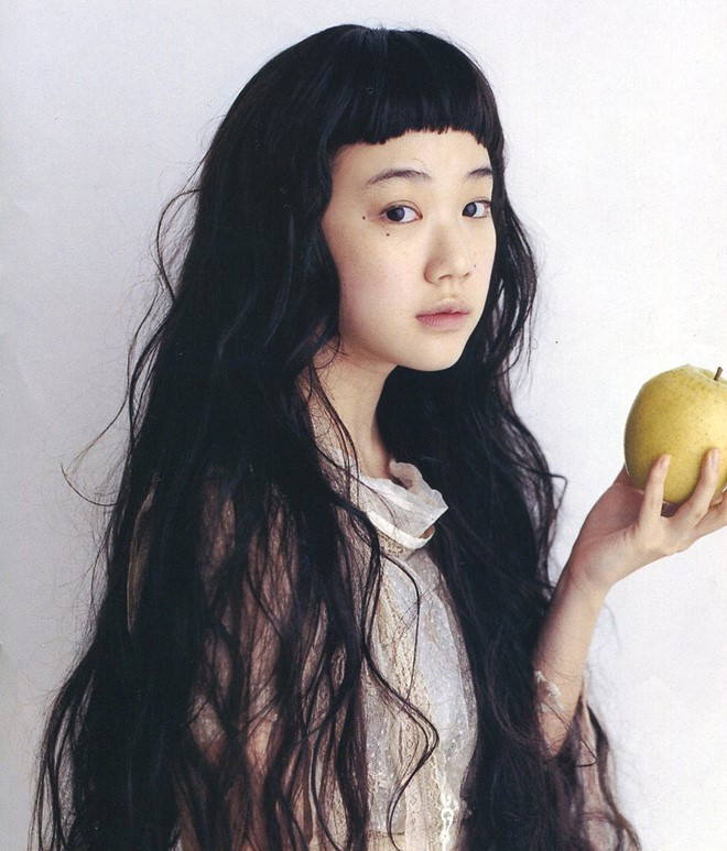 Đầu năm 2010, cô gái được Song Joong Ki nhắc tới là Yu Aoi - nữ diễn viên người Nhật sinh năm 1985, nổi tiếng với diễn xuất tự nhiên và vẻ đẹp trong sáng. Yu Aoi là diễn viên chính trong bộ phim Hana and Alice của đạo diễn danh tiếng Shunji Iwai. Ảnh: Hirame