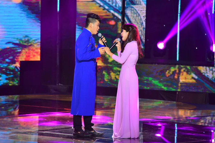 Kế đó, chàng trai 18 tuổi đến từ Huế - Hồ Ngọc Vàng và cô nàng Phương Liên đưa công chúng đến với xứ Huế mộng mơ với "Ai ra xứ Huế". Ngọc Vàng chiếm ưu thế ở đoạn hò với chất giọng khỏe, chắc, vang còn Phương Liên tự tin ở thần thái biểu diễn từ cách đưa tay thế nào để tạo được ấn tượng đến nụ cười.