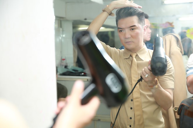 Vừa trở về sau chuyến lưu diễn tại Mỹ, Đàm Vĩnh Hưng lập tức bắt tay vào công việc mới với live show Mãi mãi bên em diễn ra tối 5/3 tại sân khấu 126 (TP HCM). Anh có mặt từ sớm để chuẩn bị, tự tay chỉnh trang phục, đầu tóc.
