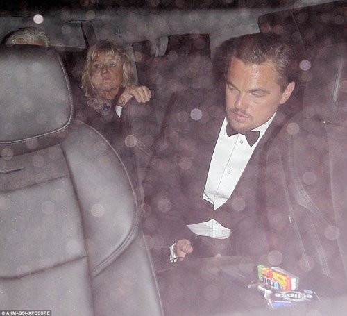 Đến cả khi Leonardo bước lên xe ô tô cùng mẹ đẻ, bức tượng Oscar của Leonardo DiCaprio vẫn chưa hề xuất hiện.
