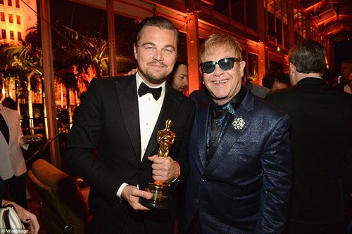 Sau đó, anh lại giữ "khư khư" tượng vàng Oscar trên tay khi chụp ảnh cùng Elton John.