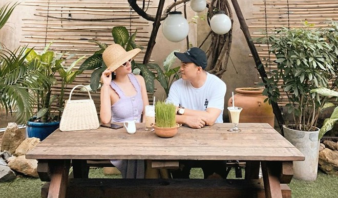 Trước đó vài giờ, bạn trai của Băng Di cũng chia sẻ bức ảnh hai người ngồi cạnh và dành cho nhau ánh mắt đầy tình cảm. "Chúc mừng 3 năm ngày yêu. Hãy luôn ở bên anh nhé, mãi mãi về sau", Justin Chiêm viết trên trang cá nhân.