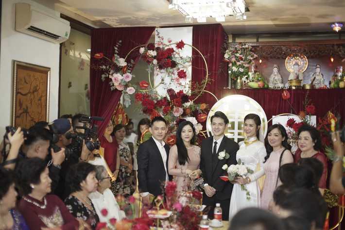 Lễ ăn hỏi của Đông Nhi - Ông Cao Thắng diễn ra sáng 8/11. Theo nguồn tin có mặt tại buổi lễ tiết lộ với Zing.vn, Đông Nhi nhận được của hồi môn là vòng tay, kiềng vàng, bộ trang sức kim cương gồm nhẫn, hoa tai và vòng cổ từ mẹ chồng. Ngoài ra, gia đình nữ ca sĩ nhận được xấp tiền USD từ phía nhà trai.