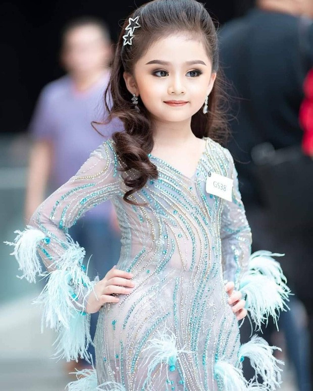 Baifern Freya diện váy dạ hội lộng lẫy trong chung kết Hoa hậu nhí Thái Lan.
