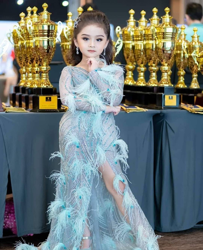 Khán giả dự đoán cô bé sẽ là người đẹp nổi tiếng của xứ sở chùa vàng trong tương lai.