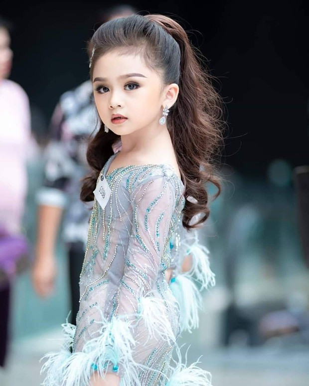 Cô bé tự tin trình diễn catwalk trước sự chứng kiến của đông đảo khán giả.