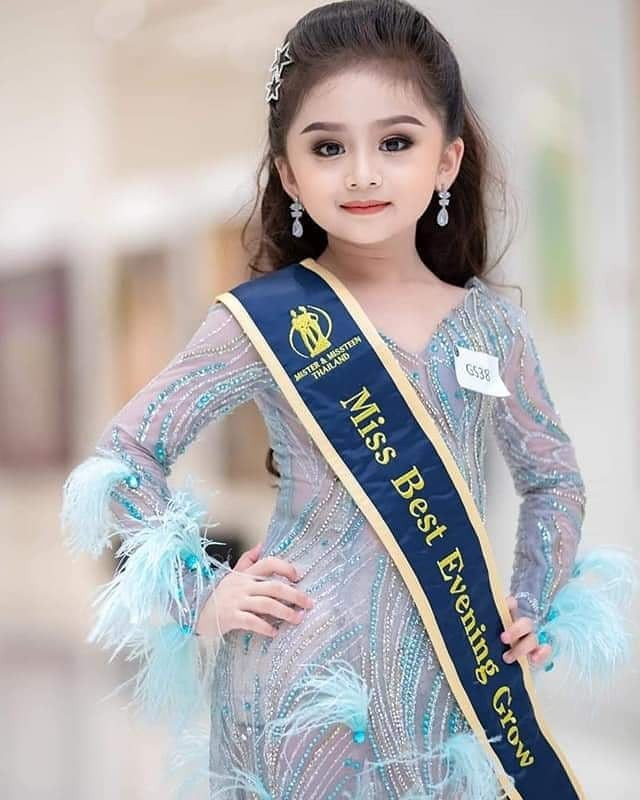 "Tiểu Baifern" sở hữu khuôn mặt bầu bĩnh, làn da trắng và các đường nét thanh tú.