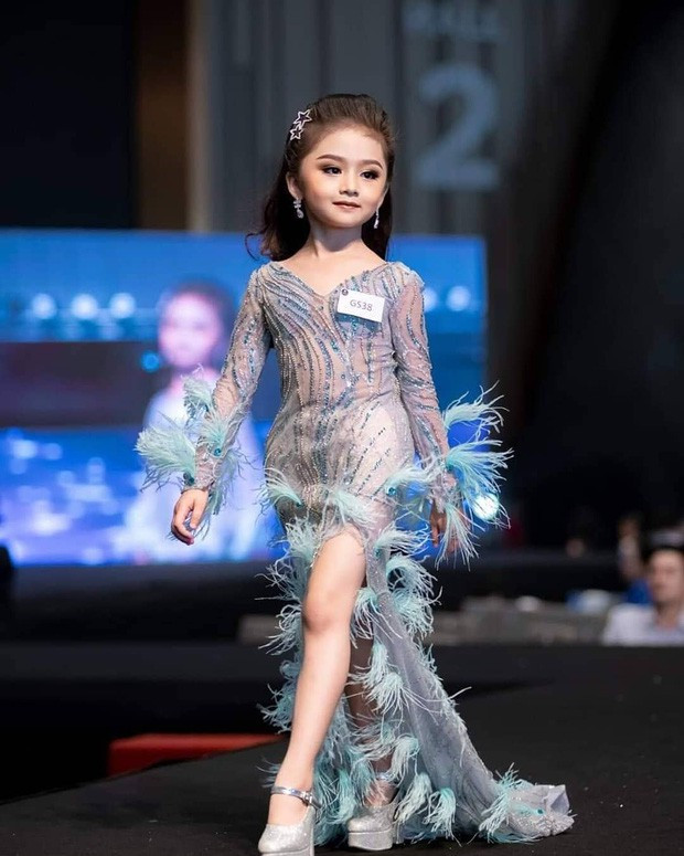 Theo tìm hiểu, Baifern Freya đăng quang ngôi vị cao nhất của cuộc thi Hoa hậu nhí Thái Lan cách đây 2 tuần.