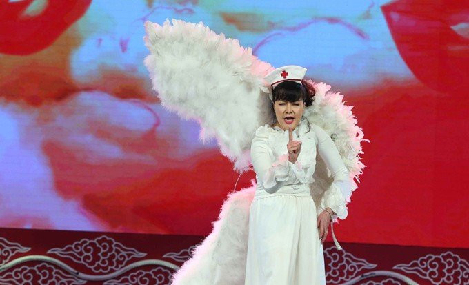 "Táo Y tế" Vân Dung xuất hiện với bộ cánh thiên thần trong Táo quân 2018.