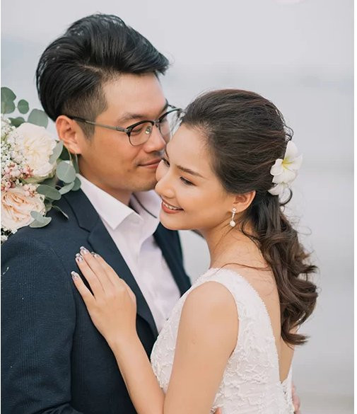 Theo chia sẻ của người đẹp gốc Huế, chồng cô là nhân viên làm công ăn lương chứ không phải đại gia, vả lại cả hai vẫn chưa có tin vui như những gì dân mạng đồn đoán. "Là anh em bạn bè bao nhiêu năm, quý nhau rồi thương nhau lúc nào không hay. Cuộc đời bao nhiêu thứ hỗn loạn, cay độc thì kiếm một người thông cảm thì khó biết bao nhiêu? Không giữ lại bên cạnh thì quả là ngu dốt lắm... Chồng em là con nhà GIÀU: GIÀU tình cảm mọi người ạ, anh vẫn là nhân viên làm công ăn lương như em. Không phải đại gia đại giẻ gì đâu", Kiều Oanh chia sẻ về ông xã.