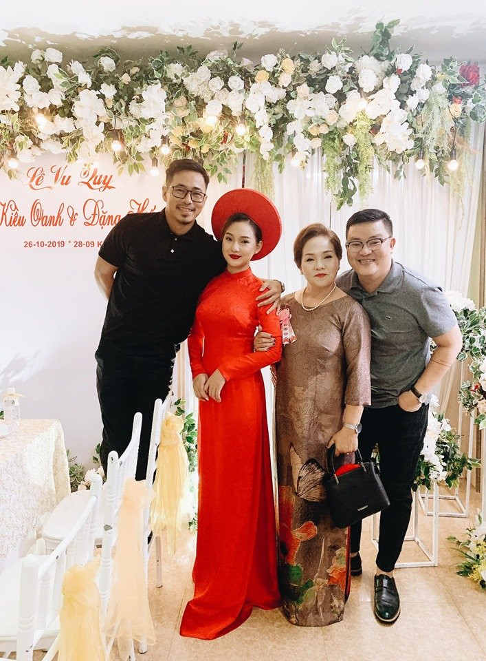 Trước đó (26/10), lễ vu quy đã được tiến hành tại tư gia cô dâu trong không khí ấm cúng. Kiều Oanh diện áo dài truyền thống màu đỏ rực rỡ, xinh đẹp nền nã bên dàn phụ dâu và người thân. Khoảnh khắc hạnh phúc trong ngày cưới của Kiều Oanh cũng chỉ được một người bạn chia sẻ. Cô hầu như rất kín tiếng khi chia sẻ thông tin cá nhân trên mạng xã hội.