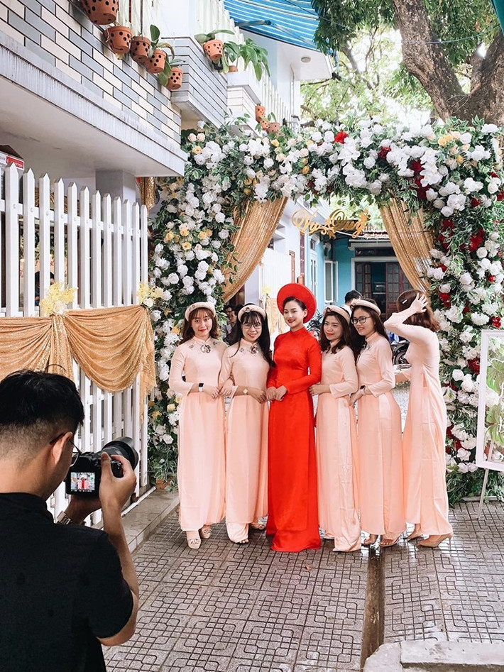 Tuy nhiên thông qua những hình ảnh ít ỏi, mọi người đều cảm nhận được cô gái gốc Huế đã vượt qua mọi biến cố, nỗi mất mát lớn lao để có được niềm vui hiện tại.