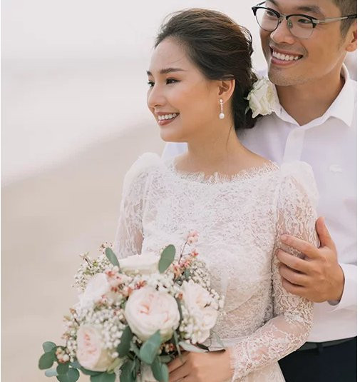 Mới đây, trong phần bình luận qua lại với một tài khoản mạng, Kiều Oanh chia sẻ cô chưa bao giờ quên người chồng quá cố - người mẫu Duy Nhân. Những lời tâm sự của cô gái xứ Huế khiến nhiều người xúc động: "Có những điều không phải không nhắc tới là đã quên, mà vì nó đáng được trân trọng hơn tất thảy nên chị sẽ dùng cách giữ kín. Nhắc đi nhắc lại, nói ra hoài cũng quá là tầm thường. Càng quý thì càng được giấu kín, với chị là vậy. Cám ơn em nhiều!".
