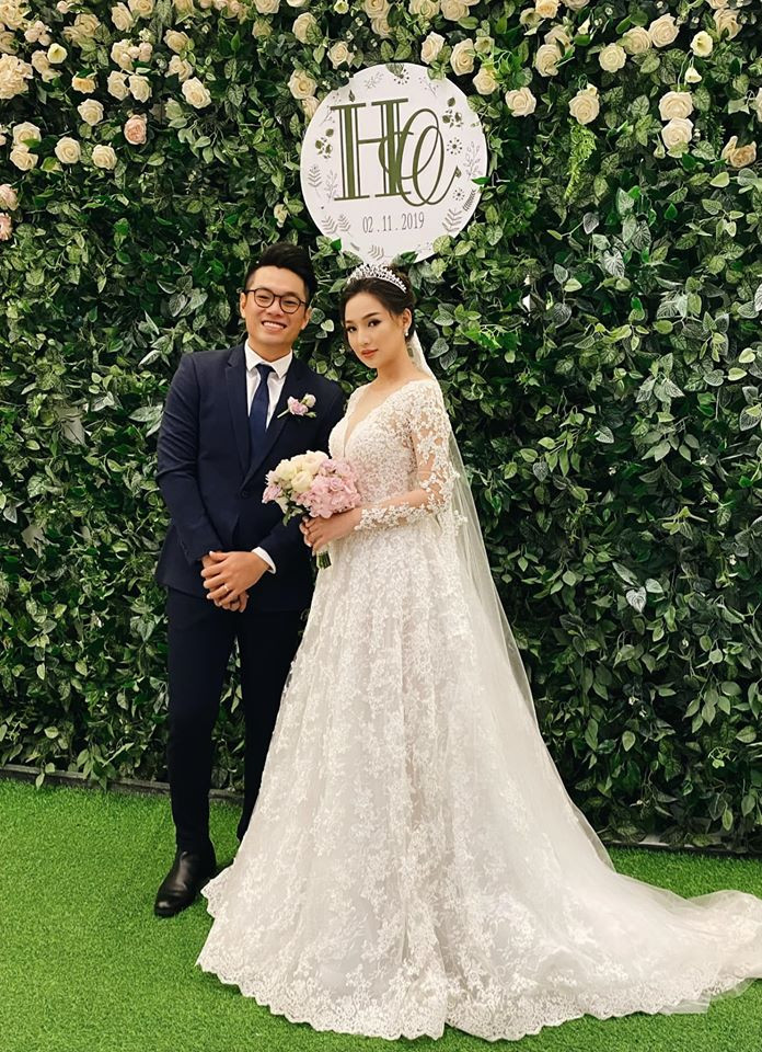 Trong bộ váy cưới trắng tinh khôi, Kiều Oanh - vợ cũ cố người mẫu Duy Nhân khoe vẻ đẹp rạng rỡ, duyên dáng của người con gái xứ Huế. Những hình ảnh được người bạn đăng tải đã thu hút sự quan tâm từ cư dân mạng. Nhiều lời chúc được gửi đến cô nhân ngày trọng đại.