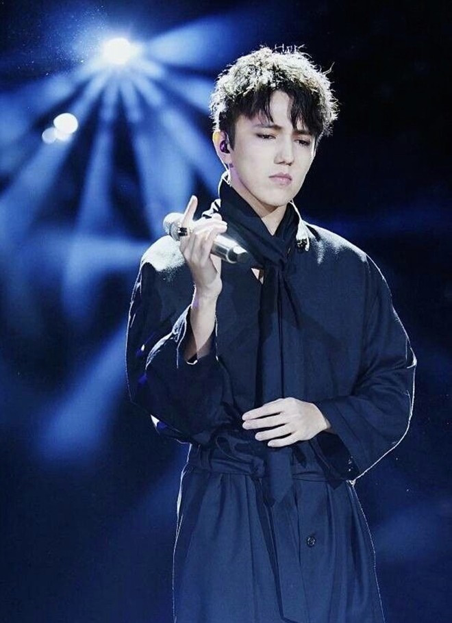 8. Dimash Kudaibergen: Đây là gương mặt hiếm hoi đến từ Trung Á xuất hiện trong danh sách nam thần đẹp nhất châu Á. Nam ca sĩ người Kazkh sinh năm 1994 khiến nhiều người phải ngỡ ngàng bởi vẻ đẹp lai và thần thái cuốn hút khó tả.